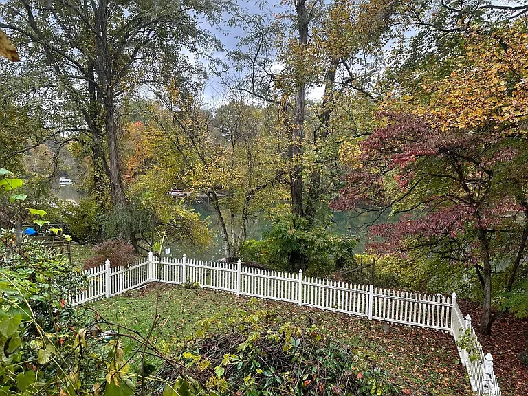 385 Riverside Dr — Photo 15