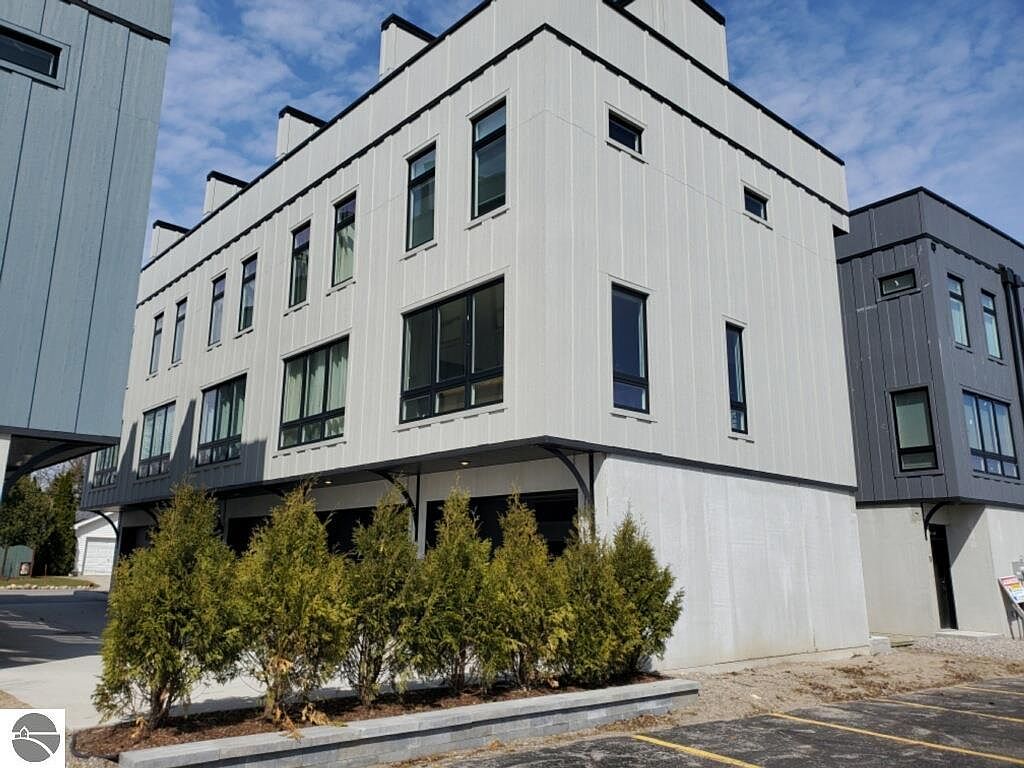 204 Gillis St 8, Traverse City, MI 49684 Zillow