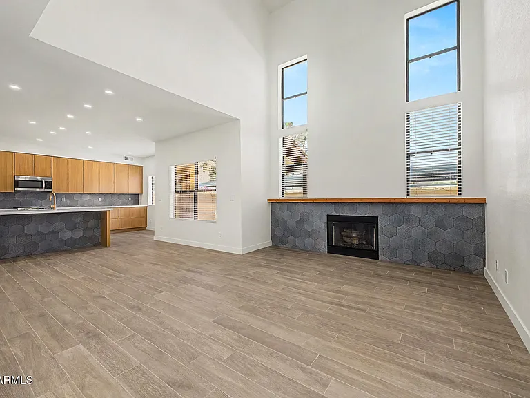 2084 N Sunset Dr — Photo 8
