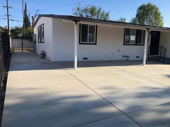 Locked side entrance to the backyard. Key will be provided.