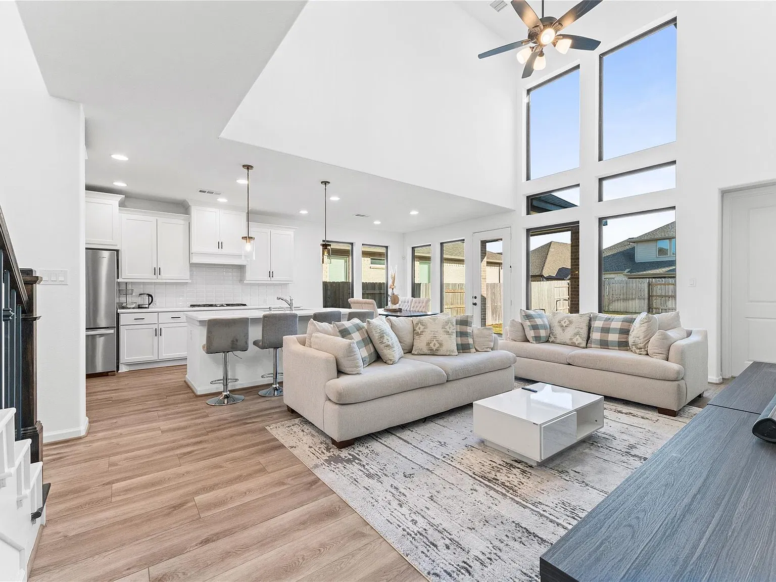 4 bed, 3.5 bath, 2451 sqft, $3,700 — Photo 4