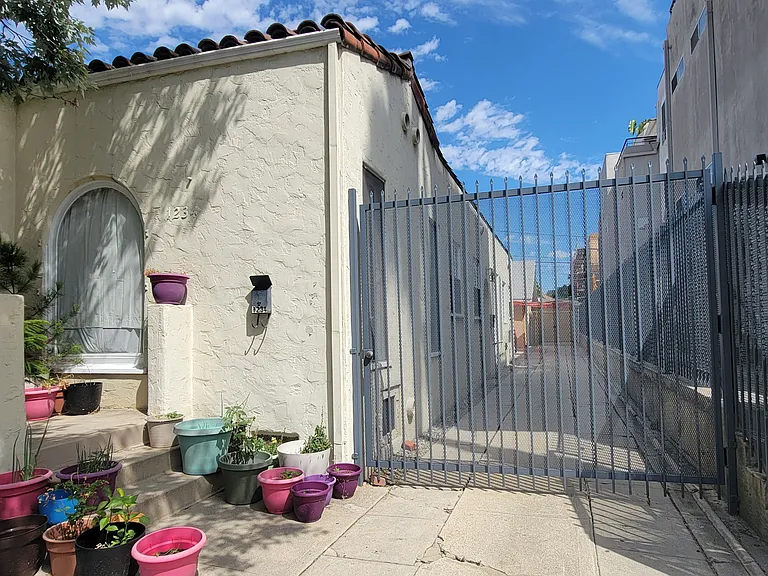 1232 N June St #B — Photo 22