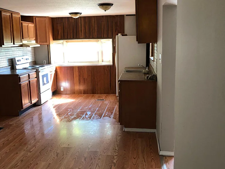 295 Stardust Dr — Photo 2