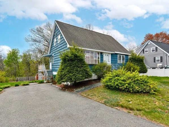 22 New Caster Dr, Lowell, MA 01854