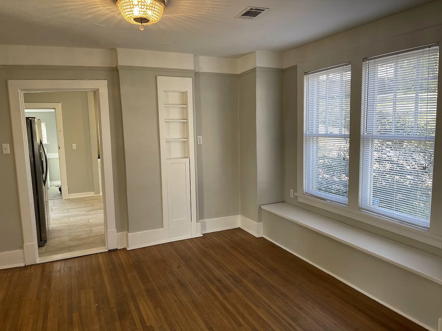 Adorable Hillcrest Bungalow with 3 bedrooms and 2 bathrooms. — Photo 4