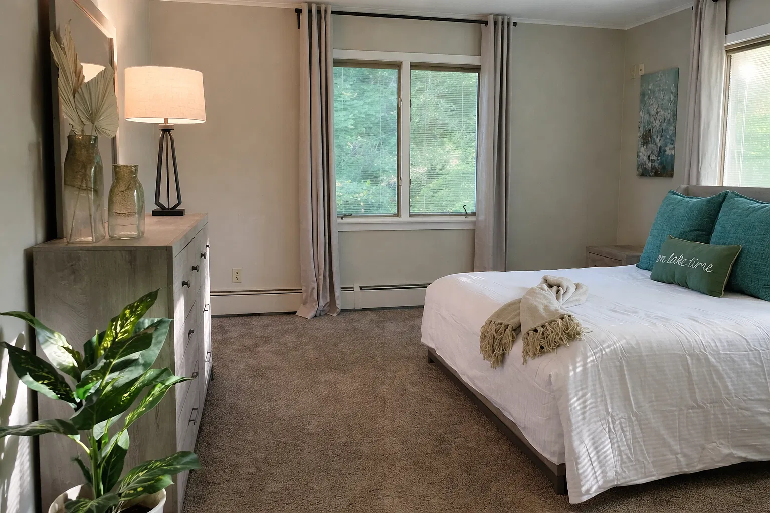 6 bed, 2.5 bath, 5830 sqft, $1,000 — Photo 3