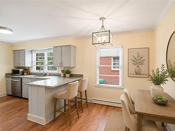 3rd image of 604 Sunset Dr
