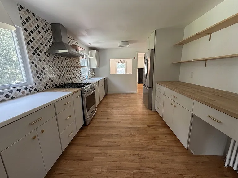 354 N Plain Rd — Photo 3