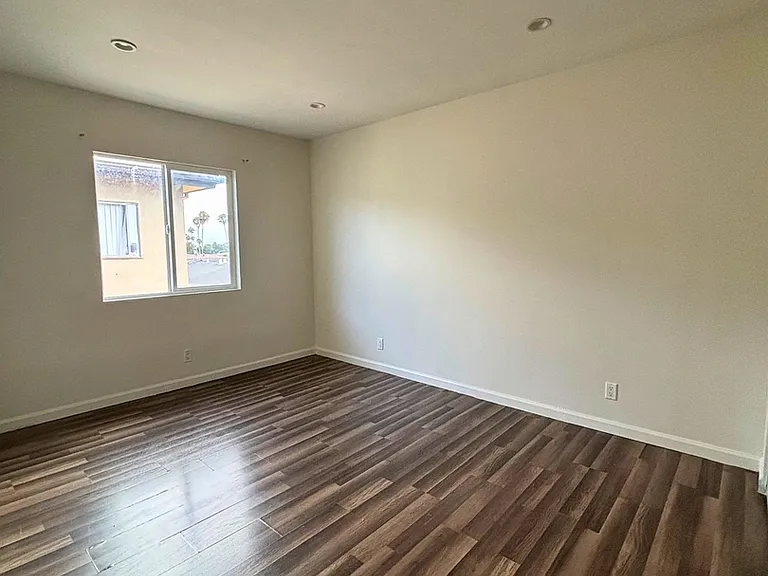 4020 Stevely Ave — Photo 11