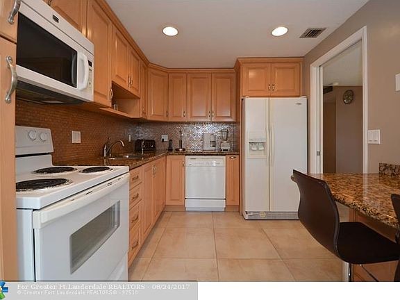 4th image of 2901 S Palm Aire Dr APT 409