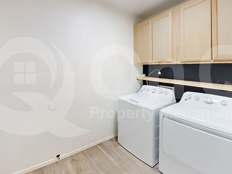 2735 E Liverpool Dr — Photo 16