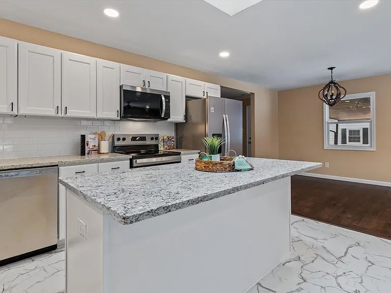1090 Shalimar Dr — Photo 9