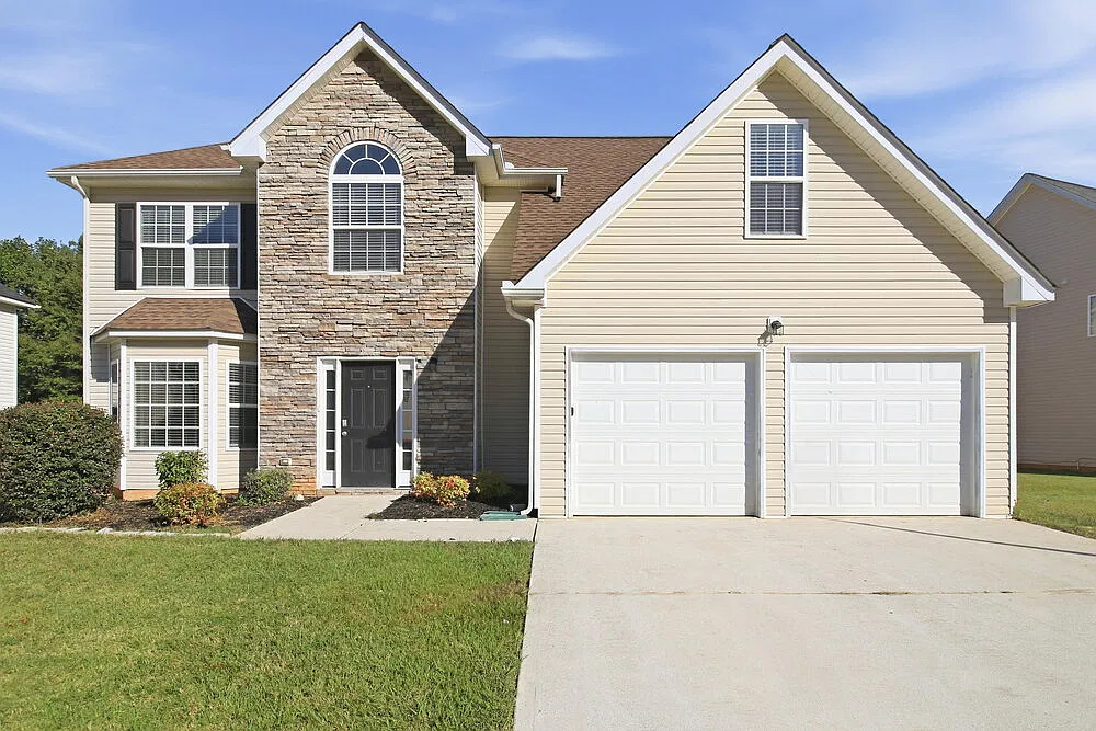 4 bed, 2.5 bath, 2783 sqft, $2,525 — Photo 1
