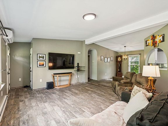 5th image of 104 Holt Street
