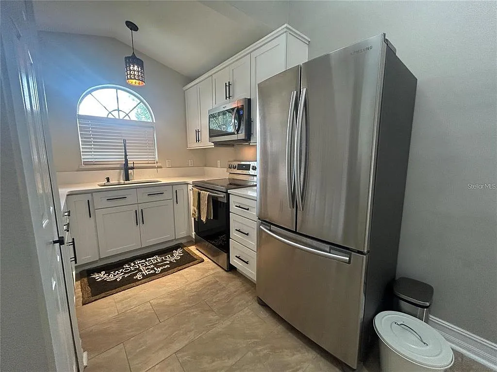 3 bed, 2.0 bath, 1205 sqft, $1,900 — Photo 3