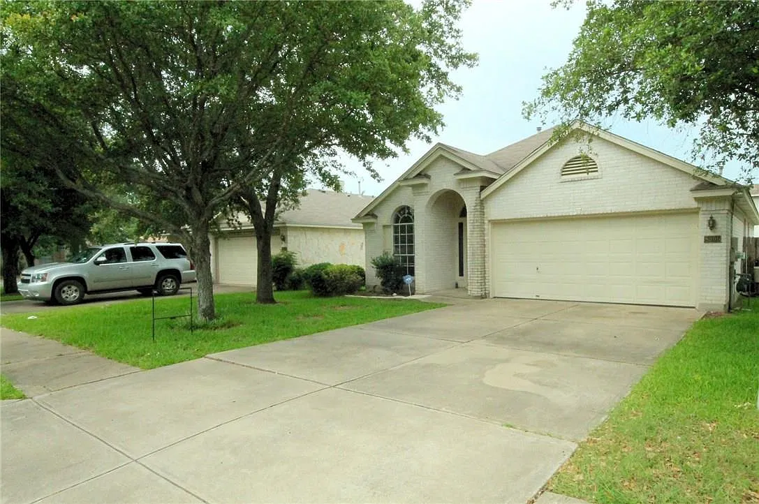 3 bed, 2.0 bath, 1657 sqft, $2,095 — Photo 2