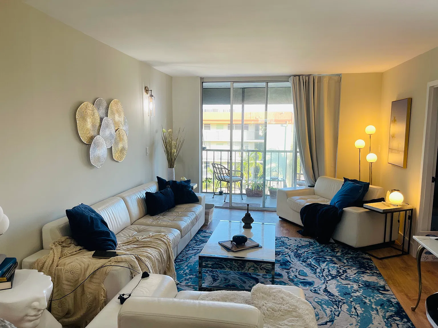 2 bed, 900 sqft, $2,100 — Photo 3