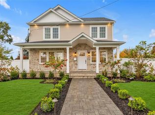 975 Mirabelle Ave, Westbury, NY 11590