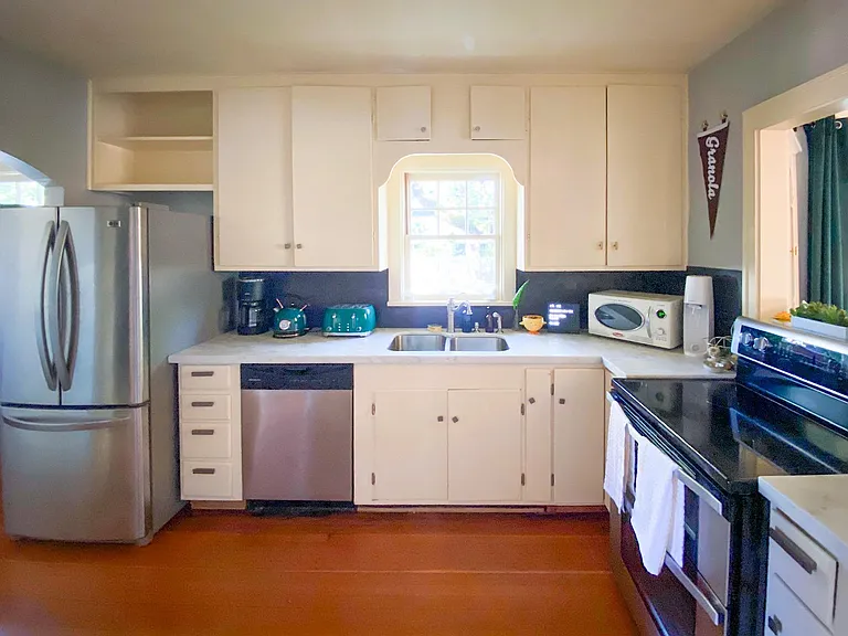 690 W 11th Ave — Photo 9