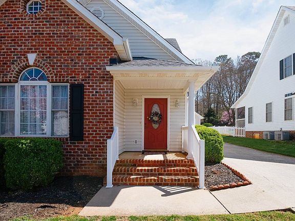 3rd image of 401 Wyndhurst Dr #28