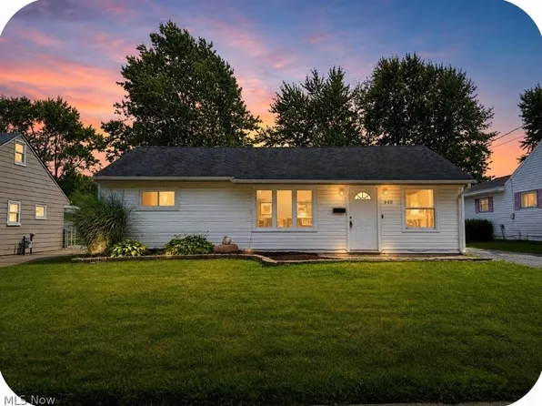 940 Oakwood Dr, Elyria, OH 44035