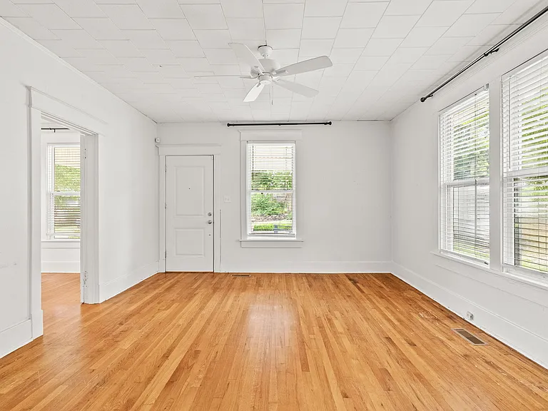 4905 Lee Ave — Photo 6