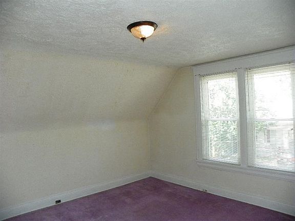 5th image of 922 Thornton St