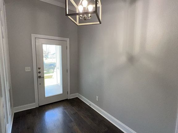 3rd image of 401 Walton St