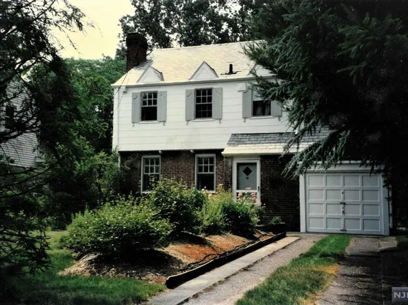 1086 Margaret St, Teaneck, NJ 07666