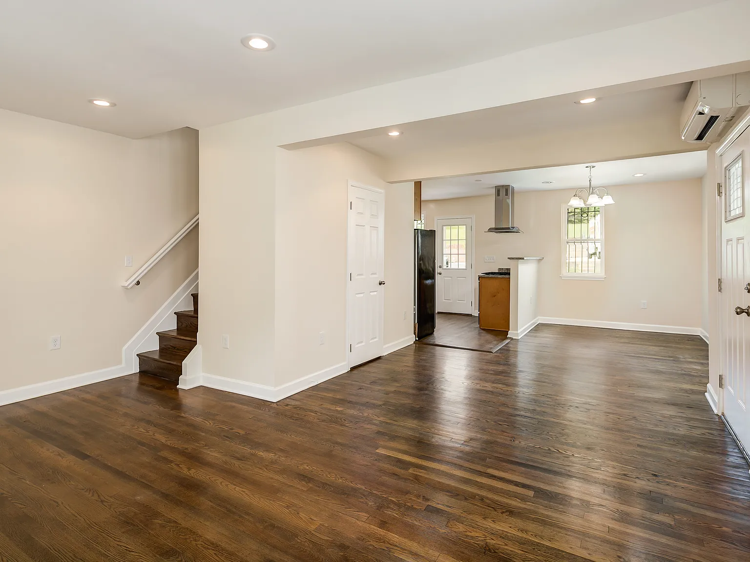 3 bed, 1.5 bath, 1390 sqft, $3,500 — Photo 3