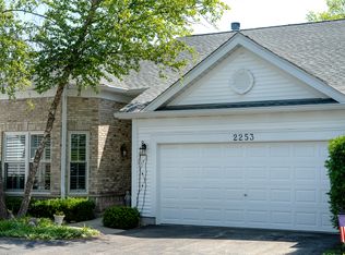 2253 Meadowcroft Ln, Grayslake, IL 60030