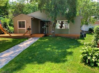 16 Chatham Rd, Hewitt, NJ 07421