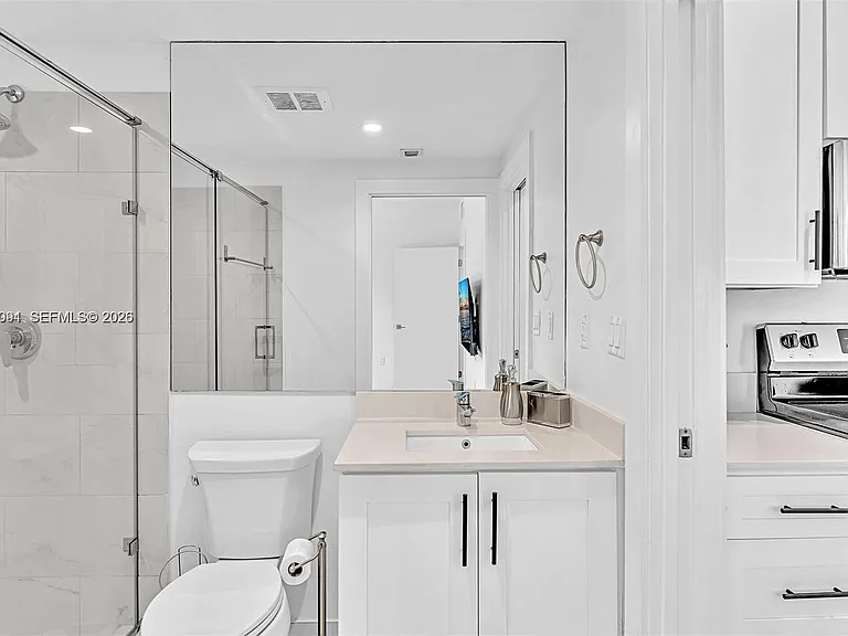 940 Michigan Ave #10 — Photo 11