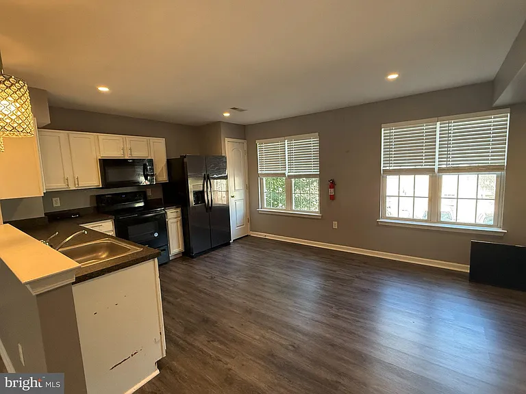 135 S Charlotte St — Photo 5
