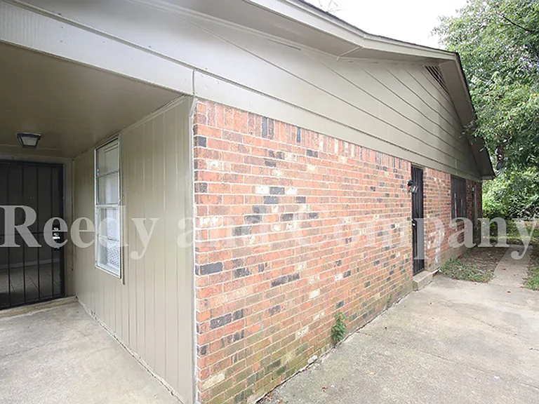 3385 Barbwood Dr — Photo 2