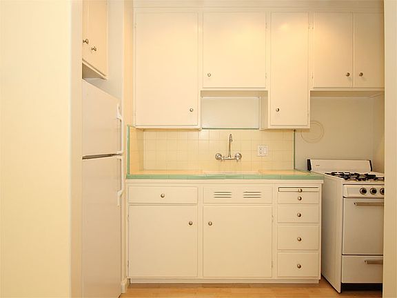 4th image of 481 Forest Ave