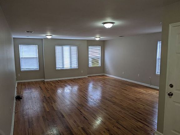3rd image of 113 Oxford Ave #2