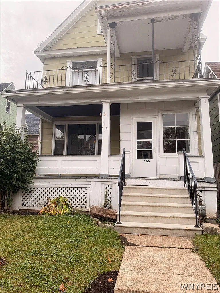 3 bed, 1.0 bath, 2376 sqft, $1,800 — Photo 1