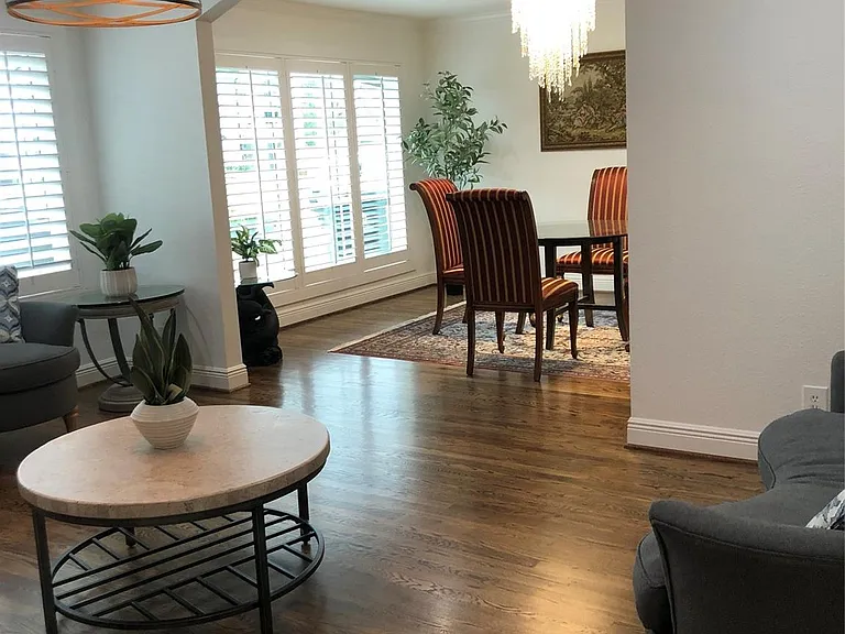 1346 Chantilly Ln — Photo 4