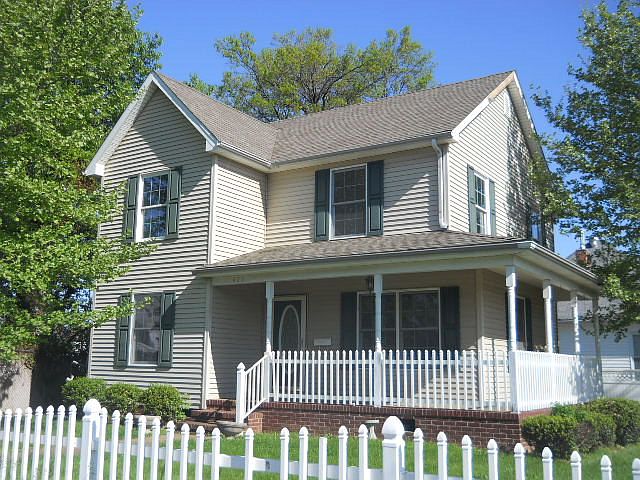 1st image of 423 E 5th St