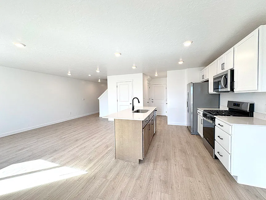 3 bed, 2.5 bath, 2187 sqft, $2,395 — Photo 4