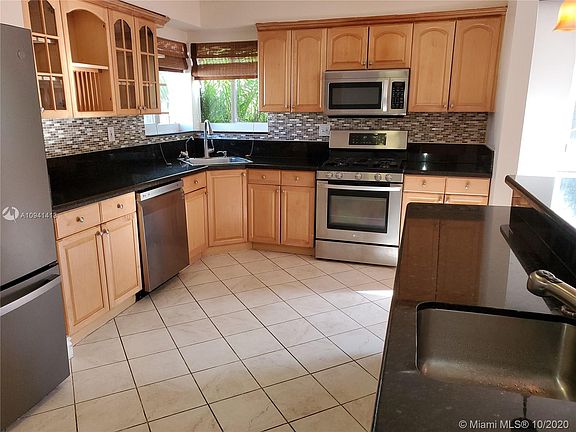 3rd image of 949 Van Buren St #0
