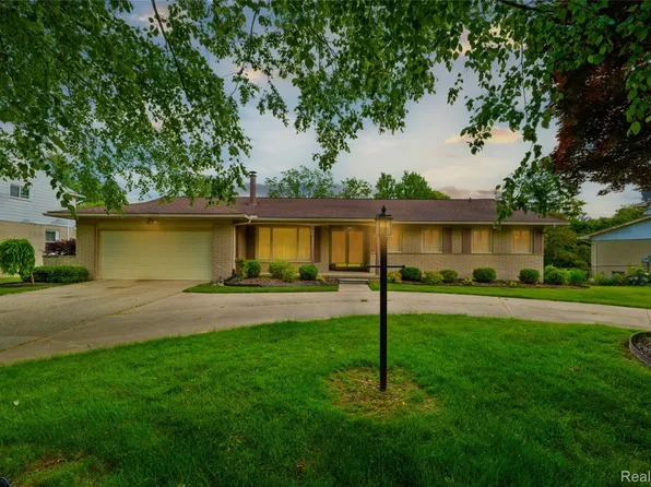 22840 Twyckingham Way, Southfield, MI 48034