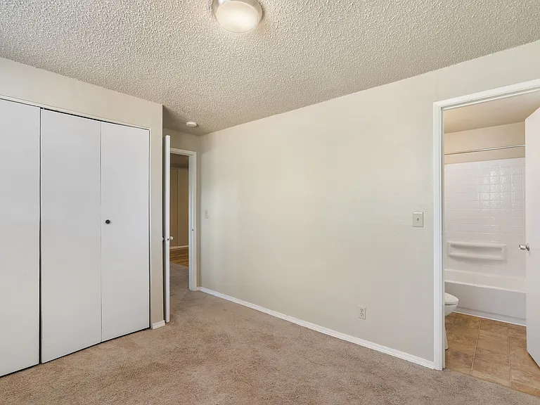Dolphin Apartments: Leasing Specials! Great location in Kennewick — Photo 11