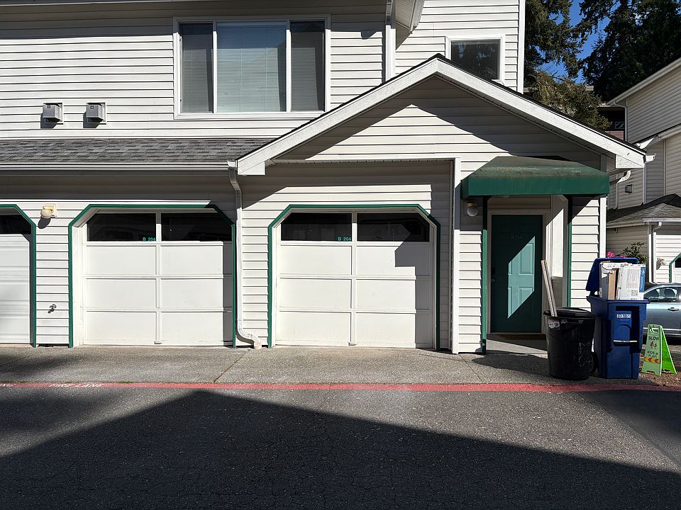 Quiet & Private End Unit. 2 Car Garage.