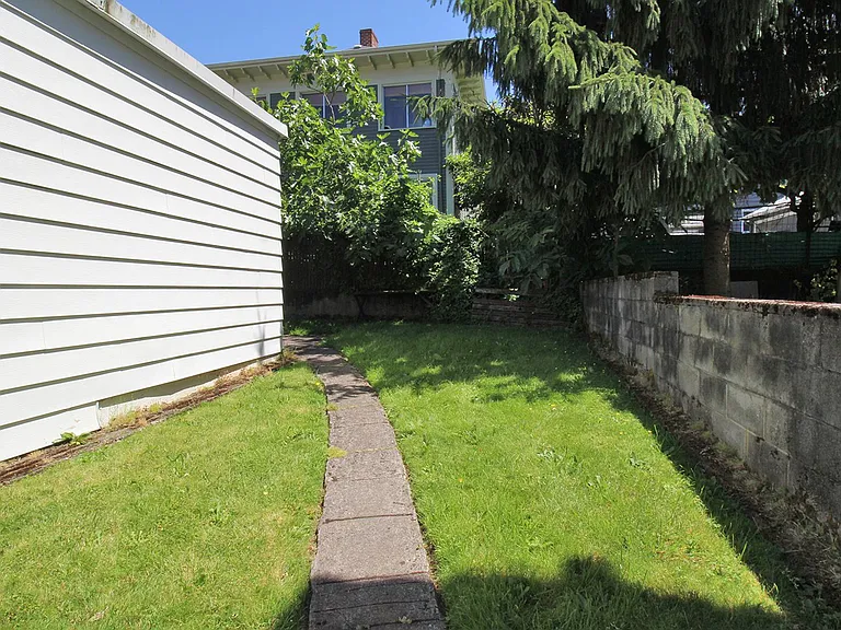 2200-2208 SE Ivon St #2212 — Photo 17