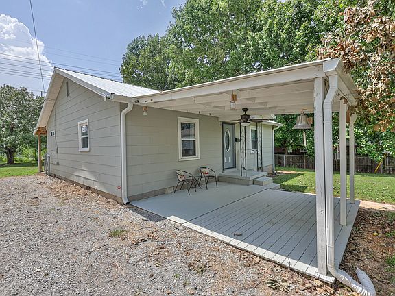 3rd image of 402 Douglas Ave