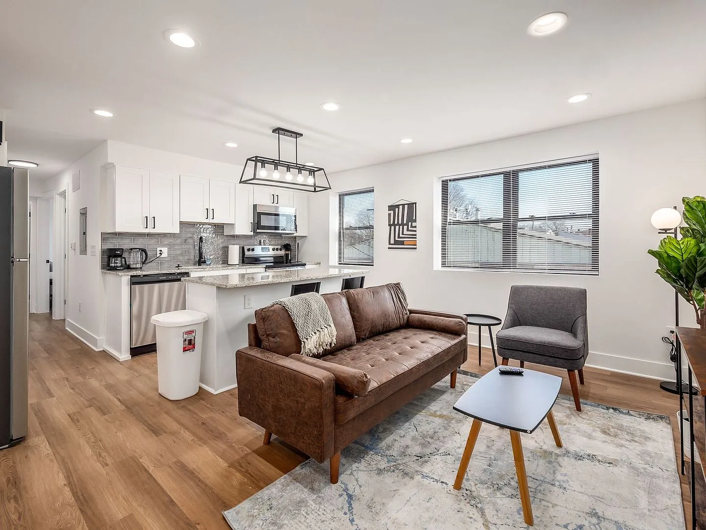 Move-In Special: Free Deposit! Ideal East Side Location With Easy Downtown Access On Livingston — Photo 3