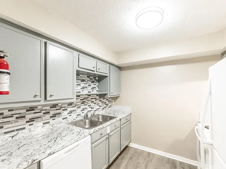 1329 Windsor St #2 — Photo 2