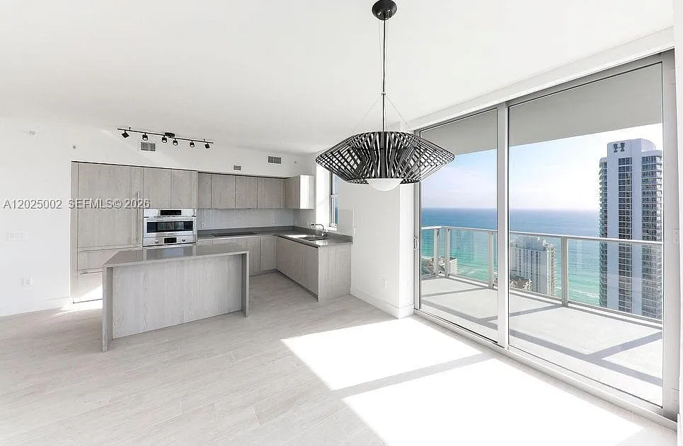 2 bed, 1060 sqft, $5,000 — Photo 3